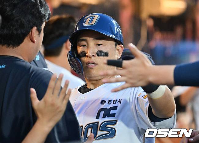 [OSEN=창원, 이석우 기자] 5일 창원NC파크에서 2025 신한 SOL 뱅크 KBO 리그 NC 다이노스와 SSG 랜더스의 경기가 열렸다. 홈팀 NC는 조민석이, 방문팀 SSG는 화이트가 선발 출전했다. NC 다이노스 손아섭이 5회말 2사 1,2루 김주원의 우익수 앞 1타점 안타때 득점을 올리고 하이파이브를 하고 있다. 2025.07.05 / foto0307@osen.co.kr