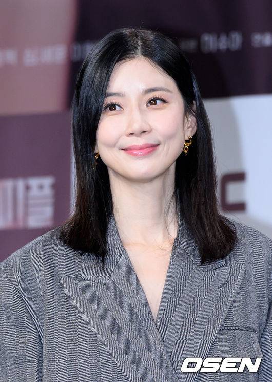 [OSEN=이대선 기자] 31일 서울 마포구 상암동 MBC 골든마우스홀에서 MBC 새 금토드라마 ‘메리 킬즈 피플’ 제작발표회가 열렸다.‘메리 킬즈 피플’은 치료 불가능한 환자들의 조력 사망을 돕는 의사와 이들을 추적하는 형사의 이야기를 다룬 서스펜스 드라마다.배우 이보영이 포토타임을 가지고 있다. 2025.07.31 /sunday@osen.co.kr