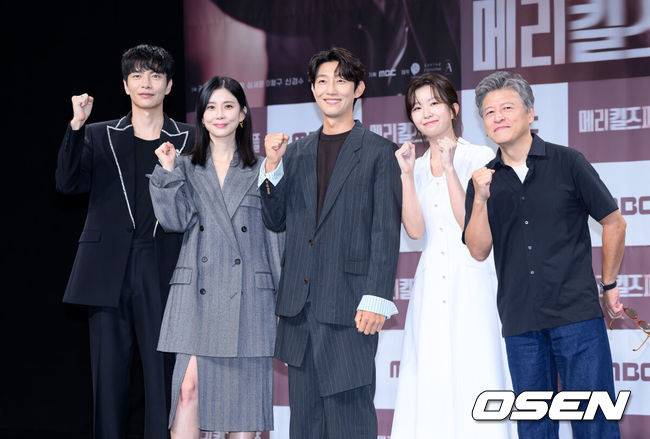 [OSEN=이대선 기자] 31일 서울 마포구 상암동 MBC 골든마우스홀에서 MBC 새 금토드라마 ‘메리 킬즈 피플’ 제작발표회가 열렸다.‘메리 킬즈 피플’은 치료 불가능한 환자들의 조력 사망을 돕는 의사와 이들을 추적하는 형사의 이야기를 다룬 서스펜스 드라마다.배우 이민기, 이보영, 강기영, 윤가이, 권해효가 포토타임을 가지고 있다. 2025.07.31 /sunday@osen.co.kr