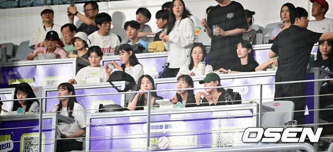 [OSEN=고척, 박준형 기자] 1일 오후 서울 고척스카이돔에서 ‘2025 신한 SOL BANK KBO리그’ 키움 히어로즈와 롯데 자이언츠의 경기가 진행됐다.이날 경기에 키움은 알칸타라를, 롯데는 이민석을 선발투수로 내세웠다.여자배구 GS칼텍스 선수들이 경기를 관전하고 있다.  2025.08.01 / soul1014@osen.co.kr
