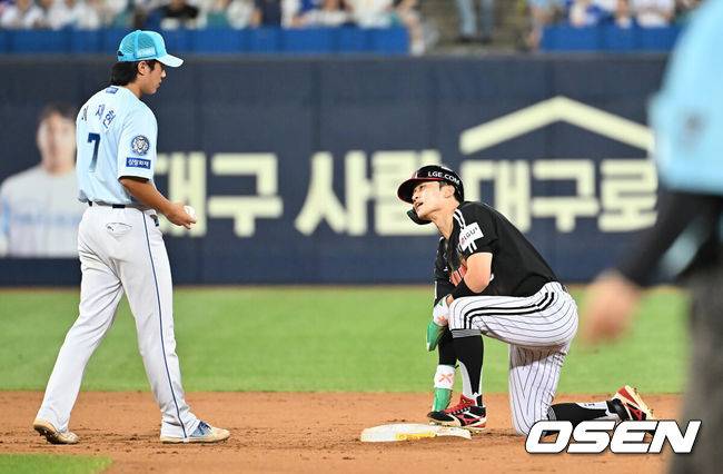 [OSEN=대구, 이석우 기자] 1일 대구삼성라이온즈파크에서 2025 신한 SOL 뱅크 KBO 리그 삼성 라이온즈와 LG 트윈스의 경기가 열렸다. 홈팀 삼성은 후라도가, 방문팀 LG는 임찬규가 선발 출전했다. LG 트윈스 박해민이 7회초 2사 1루 신민재 타석때 2루 도루를 성공하고 있다. 2025.08.01 / foto0307@osen.co.kr