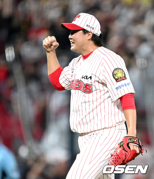 [OSEN=광주, 이대선 기자] KIA 타이거즈가 2연승을 달렸다. KIA는 1일 광주-기아 챔피언스필드에서 열린 2025 프로야구 신한은행 SOL bank KBO리그 한화 이글스와의 경기를 3-2로 승리했다. 이의리가 5이닝 2실점으로 막았고 이적생 김시훈 7아웃 홀드, 한재승이 무실점 세이브로 한 점차를 지켰다. 한준수의 역전타도 빛났다. 7연패후 연승을 이루며 8월을 힘차게 출발했다. 한화는 2위 LG에 1경기차로 쫓겼다.9회초 비디오 판독 끝에 주루사로 경기가 끝나자 KIA 한재승이 환호하고 있다. 2025.08.01 /sunday@osen.co.kr