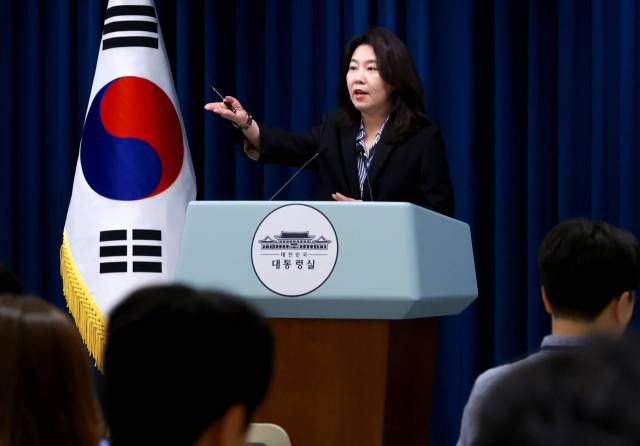 ▲강유정 대통령실 대변인이 27일 서울 용산 대통령실 청사에서 현안 브리핑을 마친 뒤 취재진 질문을 받고 있다. ⓒ연합뉴스