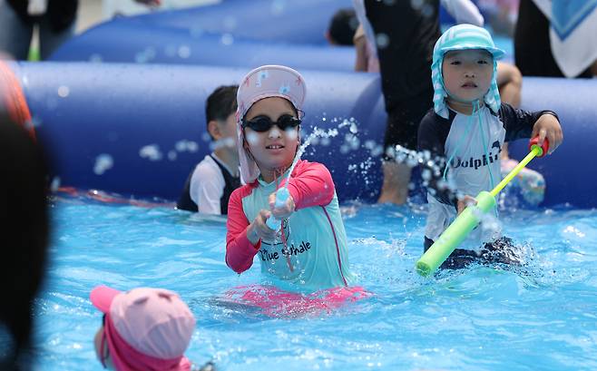 한낮 무더위를 날리는 시원한 물싸움.어린이들이 물총을 들고 물놀이를 즐기고 있다. 여름철 물놀이 용품 구매 시 안전 기준을 충족한 제품인지 확인이 필요하다.뉴스1