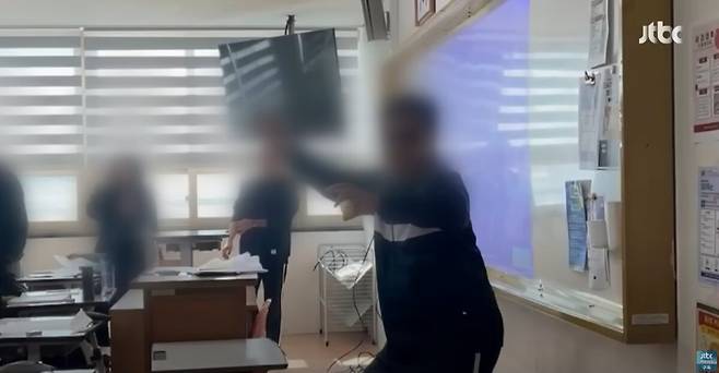 고등학교에 입학한 60대 남성이 학생과 갈등을 빚고 있는 것으로 알려졌다. 유튜브 채널 'JTBC News' 영상 캡처
