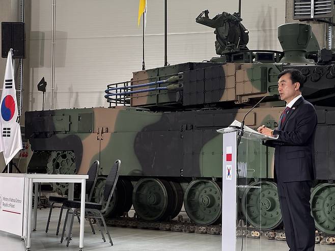 안규백 국방부장관이 1일 폴란드 글리비체에서 열린 K-2 전차 2차 수출계약 서명식에서 축사를 하고 있다. 국방부 제공