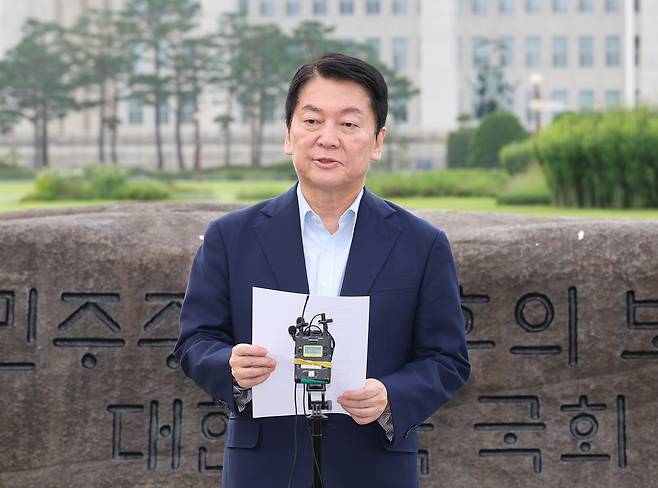 국민의힘 안철수 의원이 지난달 29일 서울 여의도 국회 상징석 앞에서 당 대표 선거 출마 선언과 내란 특검에 관한 기자회견을 하고 있다. 연합뉴스