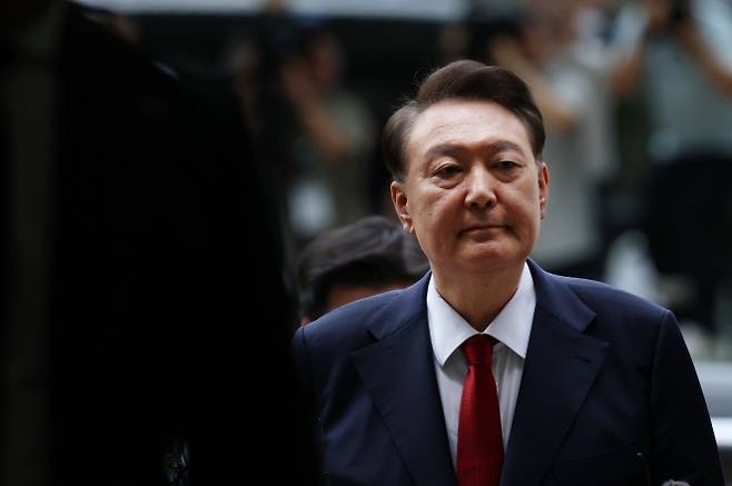 법원 출석 하는 윤석열 전 대통령 - 윤석열 전 대통령이 9일 오후 구속 전 피의자 심문(영장실질심사)을 받기 위해 기자들의 질문을 받으며 서울 서초구 서울중앙지방법원으로 들어서고 있다. 이날 영장실질심사는 남세진(사법연수원 33기) 영장전담 부장판사 심리로 열린다. 2025.07.09 사진공동취재단