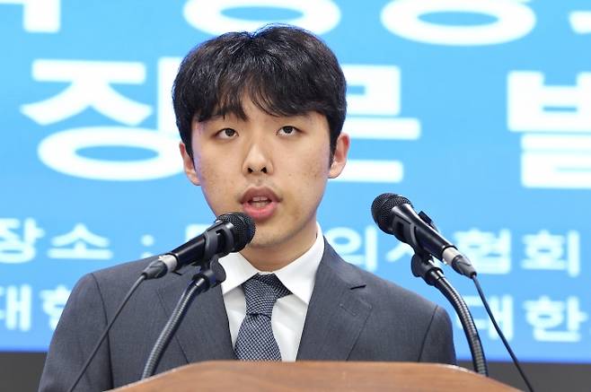 이선우 대한의과대학·의학전문대학원학생회 비상대책위원장이 지난 12일 오후 서울 용산구 대한의사협회에서 의과대학 교육 정상화를 위한 공동 성명서를 발표하는 모습. 뉴스1