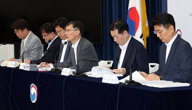 박금철(오른쪽 세 번째) 기획재정부 세제실장이 지난달 29일 정부세종청사 민원동 브리핑실에서 2025 세제 개편안 상세 브리핑을 하고 있다. 오른쪽부터 이형렬 국제조세정책관, 박홍기 소득법인세정책관, 박금철 세제실장. 조만희 조세총괄정책관, 김병철 재산소비세정책관, 최재영 관세정책관. 2025.7.31 세종 연합뉴스