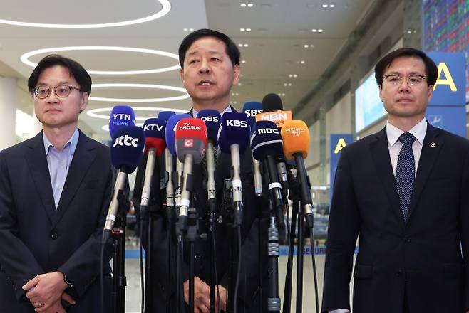 미국과의 무역 협상을 마친 구윤철 부총리 겸 기획재정부 장관이 1일 인천국제공항 제2여객터미널을 통해 귀국해 취재진과 인터뷰하고 있다. 왼쪽부터 김정관 산업통상자원부 장관, 구 부총리, 여한구 통상교섭본부장. 연합뉴스