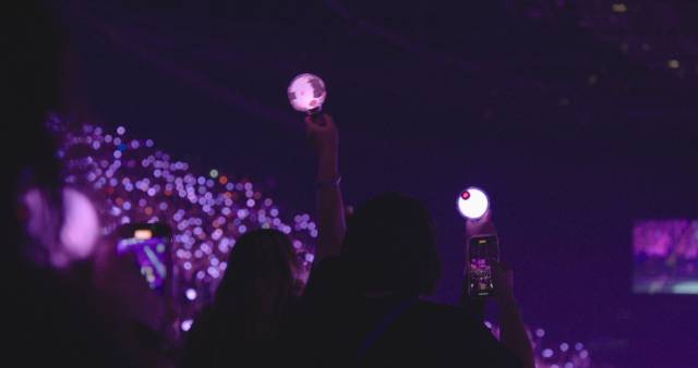 BTS와 팬덤을 조명한 다큐멘터리 ‘방탄소년단 아미: 포에버 위 아 영’은 그레이스 이 감독이 아미에게 바치는 러브레터이다. 사진 제공=트레몰로 프로덕션