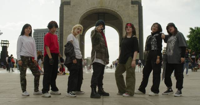 댄스 커버 아티스트들이 멕시코 시티에서 BTS의 ‘MIC Drop 리믹스’ 공연에 앞서 포즈를 취하고 있다. 사진 제공=트레몰로 프로덕션