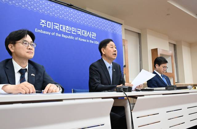 구윤철 부총리 겸 기획재정부 장관이 30일(현지 시간) 미국 워싱턴DC 주미한국대사관에서 열린 ‘한미 통상 협의 결과 브리핑’에서 발표문을 낭독하고 있다. 김정관(왼쪽부터) 산업통상자원부 장관, 구 부총리, 여한구 통상교섭본부장. 사진 제공=기재부
