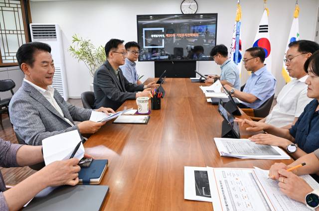 김동근 의정부시장(왼쪽)이 7월 30일 의정부시청에서 기업유치 전략회의를 열고 의견을 나누고 있다. 사진 제공=의정부시