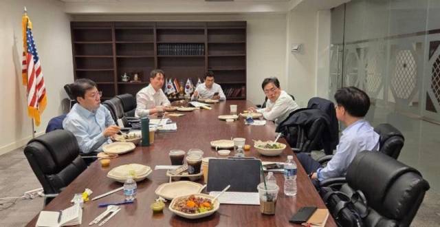 대미 협상팀이 미국 뉴욕 총영사관에서 도시락을 먹으며 주요 이슈를 정리하고 있다. 김정관 산업통상자원부 장관 공식 페이스북