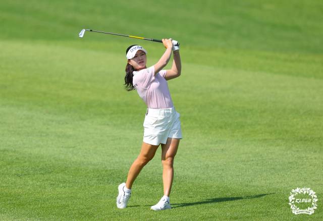 14번 홀 아이언 샷하는 서어진. 사진 제공=KLPGA