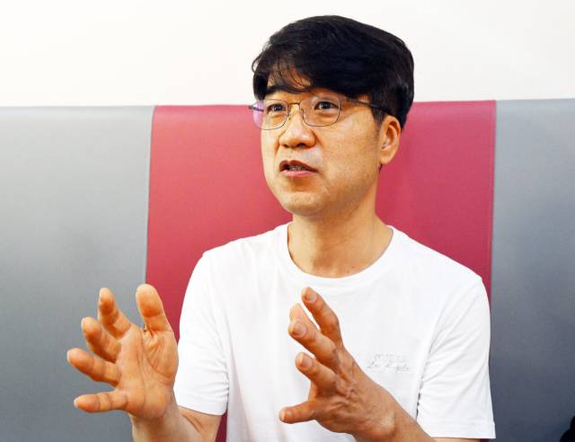 김문식 한양대 국제관광대학원 겸임교수가 서울경제신문과의 인터뷰에서 ‘개인의 천재성’보다 ‘집단의 지성’이 필요한 시기라고 말하고 있다. 오승현 기자