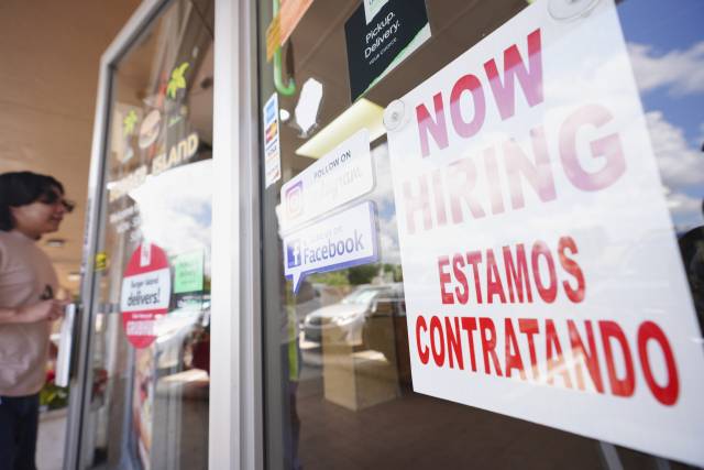 미국 한 상점에 붙은 구인 안내문/AP연합뉴스