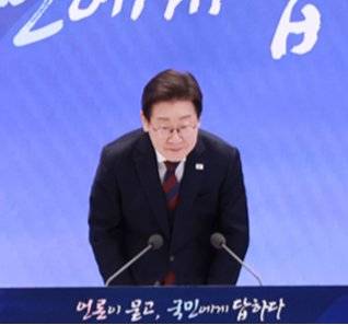 이재명 대통령이 7월 3일 청와대 영빈관에서 열린 ‘대통령의 30일, 언론이 묻고 국민에게 답하다’ 기자회견에 입장하며 인사하고 있다. 대통령실사진기자단