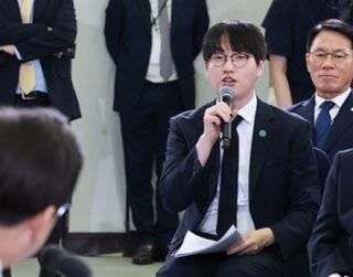하정우 AI 미래기획수석이 7월 4일 대전컨벤션센터에서 열린 ‘충청에서 듣다, 충청 타운홀 미팅’에서 발언하고 있다. 대통령실사진기자단