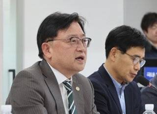 조준희 한국소프트웨어산업협회 회장이 2월 6일 서울 중구 국가인공지능위원회에서 열린 ‘국내 AI 산업 경쟁력 진단 및 점검 회의’에서 발언하고 있다. 뉴시스