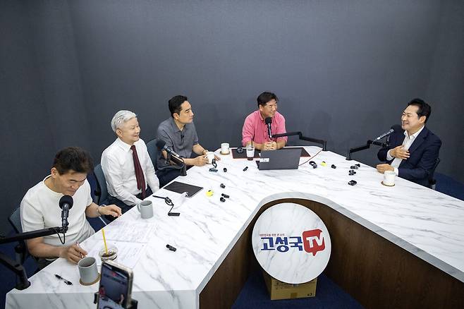 국민의힘 당 대표 선거에 출마한 장동혁 의원(맨 오른쪽)이 7월31일 ‘자유우파 유튜브 토론회’에 출연해 인사말을 하고 있다. ⓒ시사IN 박미소