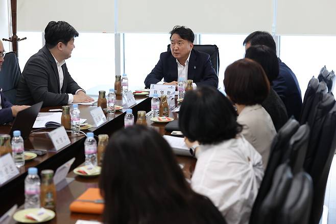 김영환 충북도지사가 7월31일 음성군 ㈜서신식품을 방문해 도내 스마트공장 현장을 직접 점검했다.&nbsp;ⓒ충북도