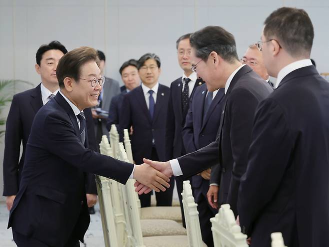 이재명 대통령이 6월13일 서울 용산 대통령실에서 열린 경제6단체·기업인 간담회에서 이재용 삼성전자 회장과 악수하고 있다. ⓒ연합뉴스