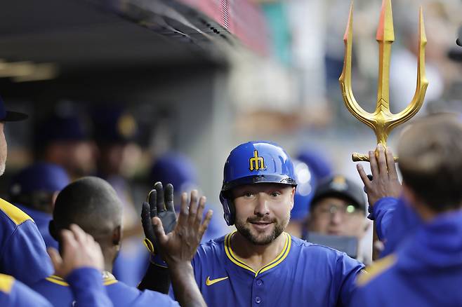 시애틀 칼 롤리가 1일 텍사스전에서 5회말 솔로 홈런을 치고 들어온 뒤 삼지창을 들고 동료들과 하이파이브를 나누고 있다. AP연합뉴스