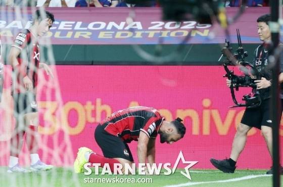 야잔이 잔디에 입을 맞추는 골 세리머니를 하고 있다. /사진=강영조 기자