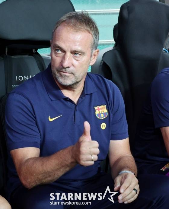 한지 플릭 감독이 31일 오후 8시 서울월드컵경기장에서 열린 바르셀로나 대 FC서울의 '2025 아시아 투어 에디션 바르셀로나' 친선전에서 엄지를 치켜 세우고 있다. /사진=강영조 기자