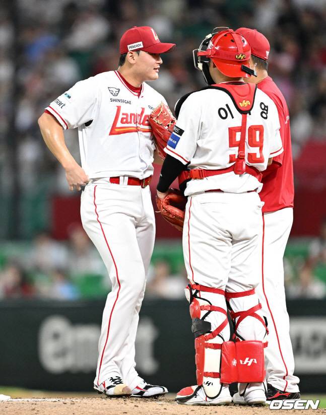 조병현(왼쪽부터)이 9회초 볼넷 2개를 허용하자 포수 이지영과 경헌호 투수 코치가 마운드에 방문해 독려를 하고 있다.