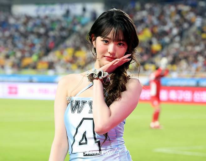 [수원=뉴시스] 이영환 기자 = 30일 오후 경기 수원시 팔달구 수원월드컵경기장에서 열린 2025 쿠팡플레이 시리즈 뉴캐슬 유나이티드와 팀 K리그의 경기에서 하프타임 공연을 마친 아이브 장원영이 그라운드를 나서고 있다. 2025.07.30. 20hwan@newsis.com /사진=이영환