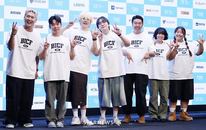 만담어셈블 팀 유영우, 구정모, 오디디, 시옷시옷, 우다온, 전예원, 양혜원이 1일 서울 마포구 상암 스탠포드 호텔에서 진행된 제13회 '부산국제코미디페스티벌' 기자간담회에 참석해 포즈를 취하고 있다. /2025.08.01 /사진=김휘선 hwijpg@