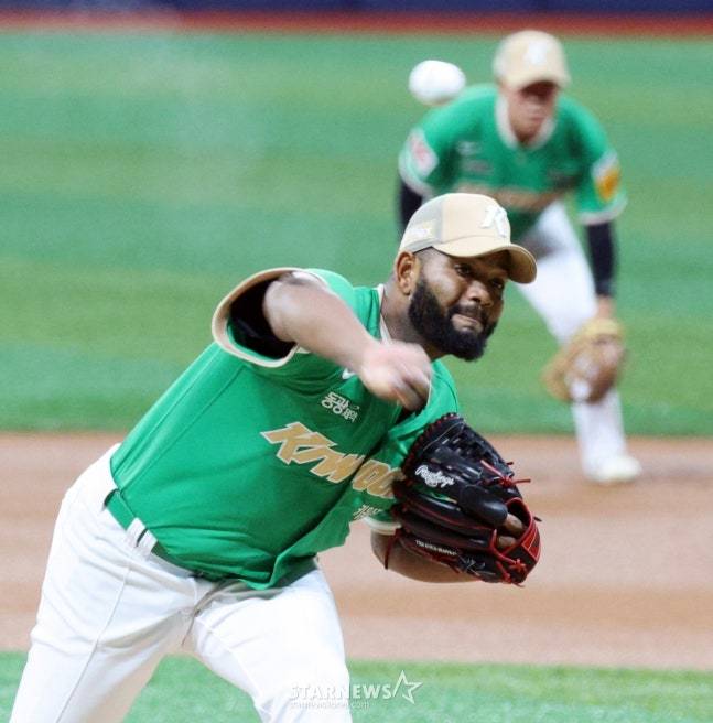 키움 알칸타라가 1일 롯데전에서 역투를 펼치고 있다. /사진=강영조 선임기자