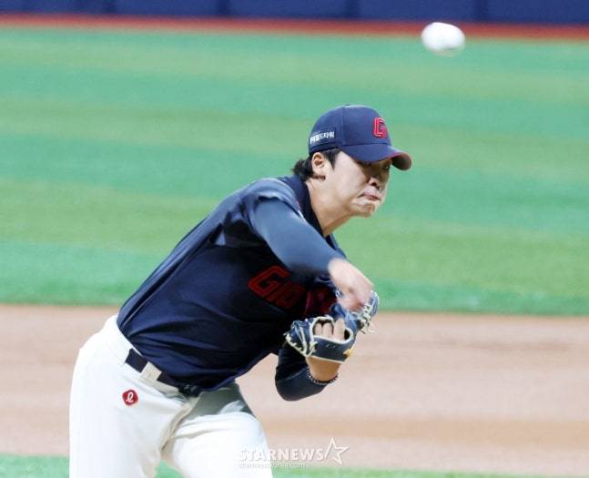 롯데 선발 이민석이 투구를 펼치고 있다. /사진=강영조 선임기자