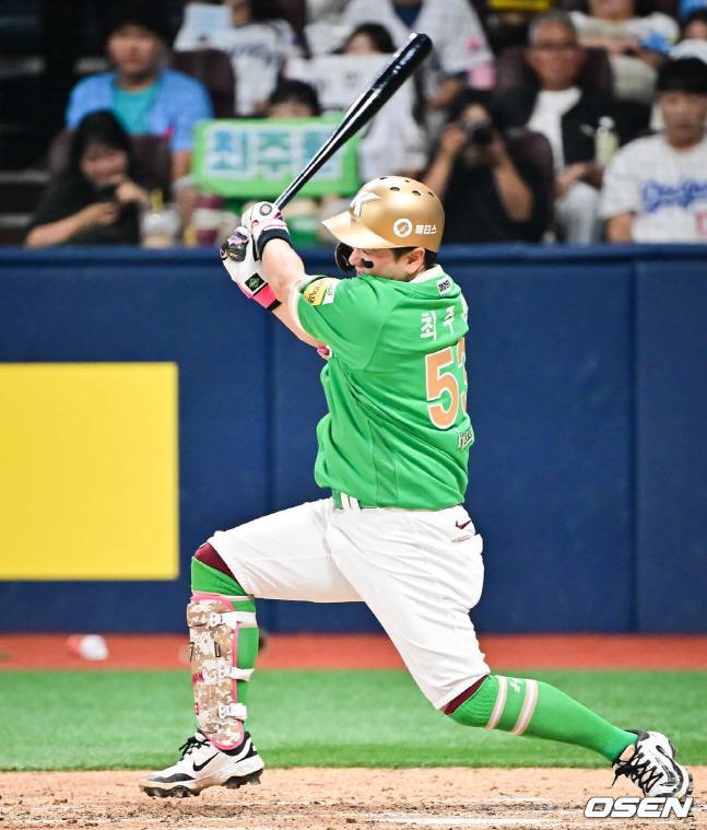 최주환이 6회말 결승타를 날리고 있다.