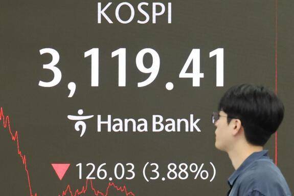 8월 1일 서울 중구 하나은행 딜링룸 전광판에 코스피가 3119.41을 기록하고 있다. 뉴시스