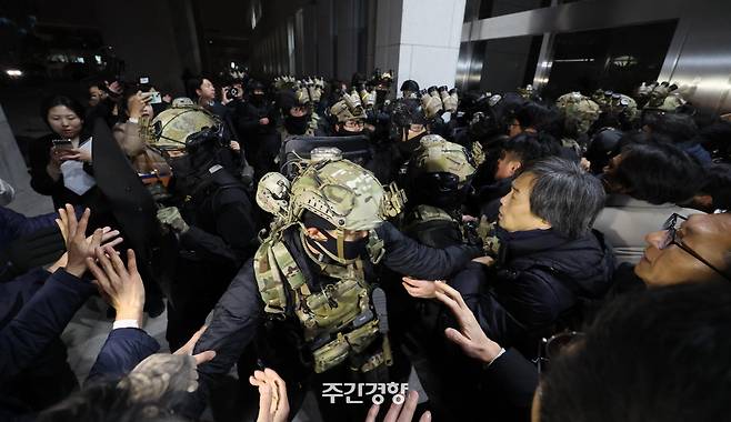 윤석열 전 대통령이 비상계엄을 선포한 뒤인 지난해 12월 4일 새벽 서울 여의도 국회의사당에 도착한 군인들이 국회 직원 등과 대치하고 있다. 성동훈 기자