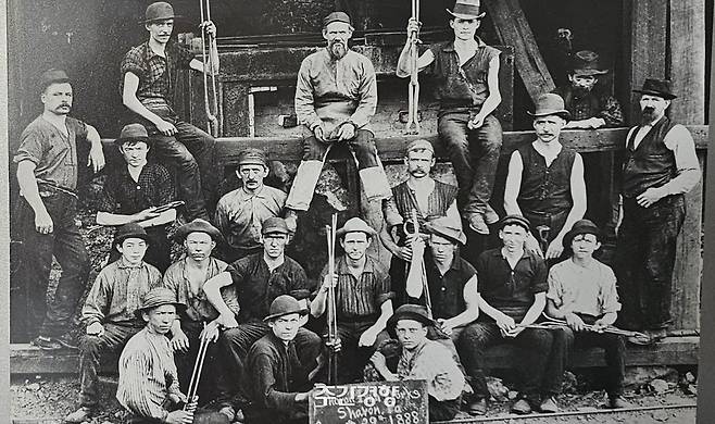 영타운 철박물관에 전시 중인 초기 철강 노동자 사진 / 손호철 제공