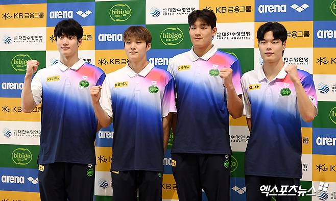 24일 오후 수영 국가대표팀이 국외 훈련 및 2025 국제수영연맹(AQUA) 세계선수권대회 출전 차 인천국제공항을 통해 싱가포르로 출국했다.  수영 국가대표팀 황선우, 김우민, 김영범, 이호준이 기념촬영을 하고 있다. 엑스포츠뉴스 DB