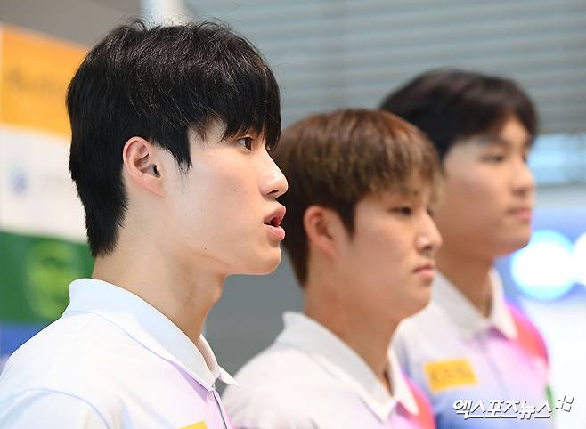 24일 오후 수영 국가대표팀이 국외 훈련 및 2025 국제수영연맹(AQUA) 세계선수권대회 출전 차 인천국제공항을 통해 싱가포르로 출국했다.  수영 국가대표팀 황선우, 김우민, 김영범이 인터뷰를 하고 있다. 엑스포츠뉴스 DB