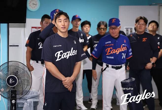 한화 이글스는 7월 31일 손아섭의 영입을 깜짝 발표했다. 한화는 NC 다이노스에 현금 3억원과 2026 신인드래프트 3라운드 지명권을 주고 손아섭을 데려오는 트레이드를 실시했다. 손아섭은 1일 광주 KIA전을 앞두고 1군 선수단에 합류, 간단한 훈련을 소화했다. 손아섭이 한화 선수들과 인사를 하고 있다. 한화 이글스