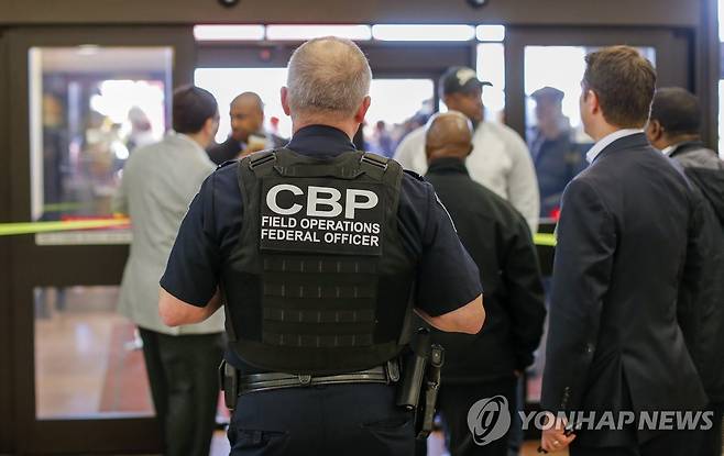 미국의 애틀랜타 공항에서 출입 관리하는 세관국경보호국(CBP) 요원 [EPA 연합뉴스 자료사진. 재판매 및 DB 금지]