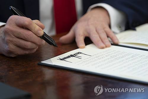 행정명령에 서명하는 트럼프 대통령 [UPI=연합뉴스 자료사진]