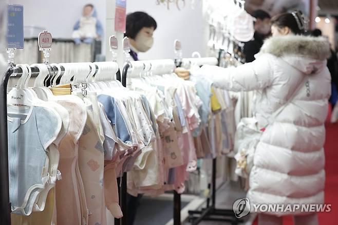 육아용품 고르는 손길 [연합뉴스 자료사진]