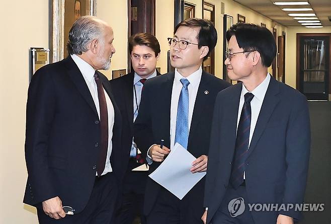 김정관 장관, 미국 상무부 장관 면담 (서울=연합뉴스) 김정관 산업통상자원부 장관(오른쪽), 여한구 통상교섭본부장(가운데)이 24일(현지시간) 미국 워싱턴 DC 상무부 회의실에서 하워드 러트닉 상무부 장관과 대화하고 있다. 2025.7.25 [산업통상자원부 제공. 재판매 및 DB 금지] photo@yna.co.kr