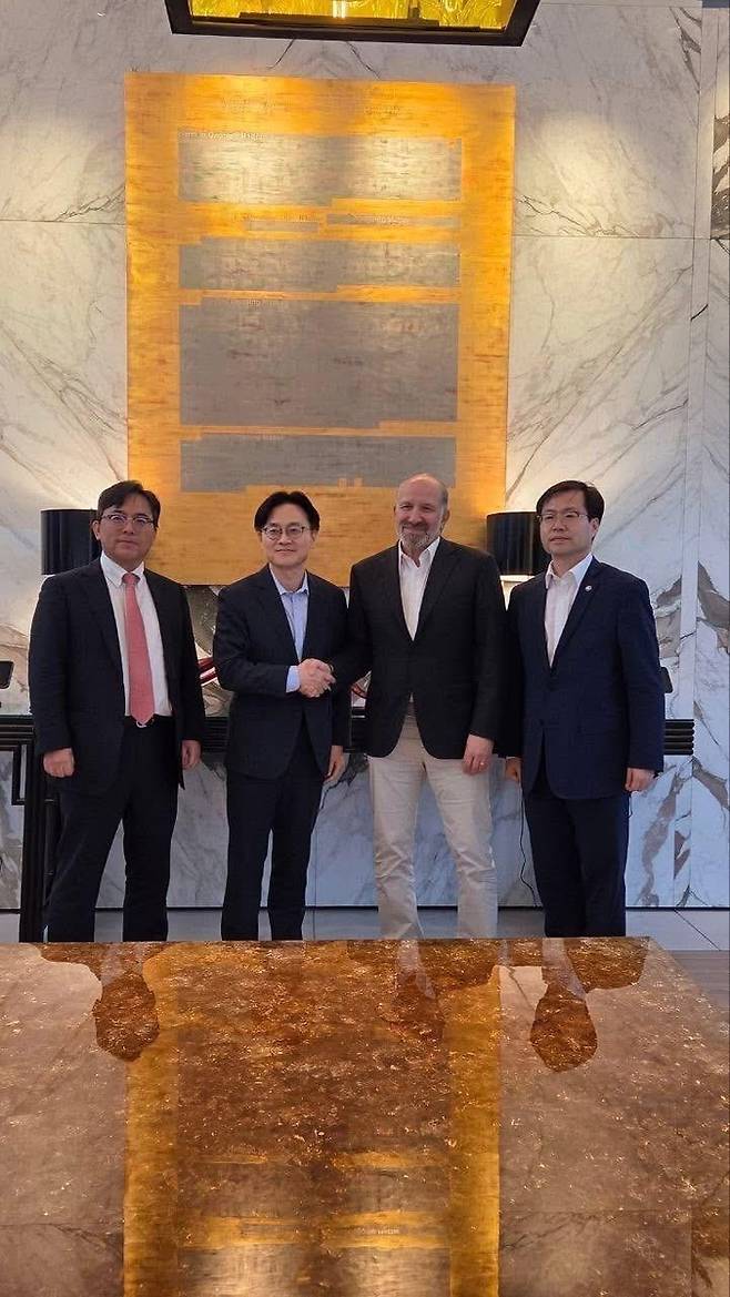 뉴욕에서 러트닉 장관과 2시간에 걸쳐 2차 협상을 마친 뒤 함께 찍은 사진 [김정관 산업통상자원부 장관 홈페이지 캡쳐. 재판매 및 DB 금지]