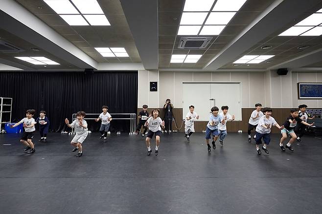 탭댄스 추는 빌리와 마이클 역 후보 아역들 [신시컴퍼니 제공. 재판매 및 DB 금지]